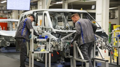 Фабричните поръчки в Германия записаха по-лек спад от очакваното
