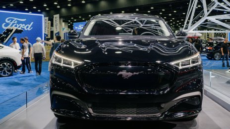 Ford понижава цените на електрическия SUV Mach-E