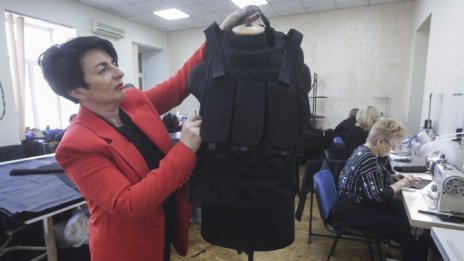 България предоставя безвъзмездно на Украйна каски и бронежилетки