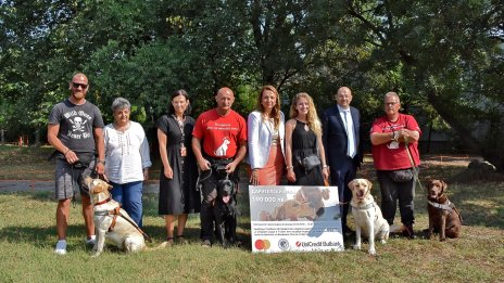 УниКредит Булбанк и Mastercard даряват 100 хил. лв. за обучение на кучета-водачи