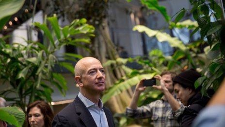 Как Джеф Безос управлява успешно Amazon?