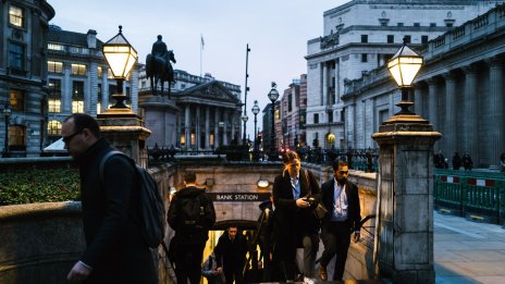 Затегнатият пазар на труда във Великобритания потиска залозите за лихвени понижения