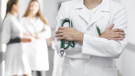 Предлагат учещите за медицински сестри да не плащат такси