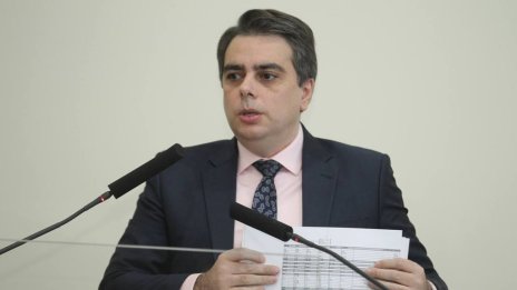 Асен Василев: Няма да има финансови санкции заради отстъпката за горивата