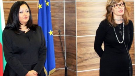 Лиляна Павлова се заема със спрените европари и пътни проекти