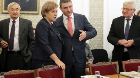 Менда Стоянова: Няма подценяване на бюджетните приходи 