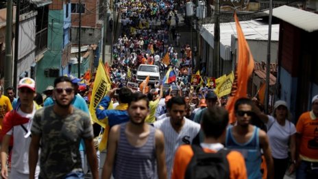 Венецуелският президент увеличи минималната заплата сред протестите в страната