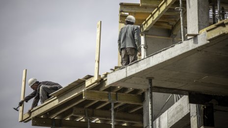 Строителството у нас е продължило да се свива в края на лятото