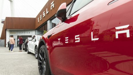 Графика на деня: Tesla все още доминира американския пазар на електромобили 