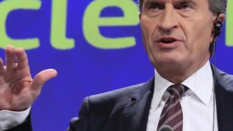 Йотингер намеква за отстъпки за зелената енергия