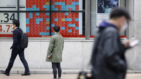 Новите данни за икономиката на Китай изпратиха смесени сигнали към борсите в Азия