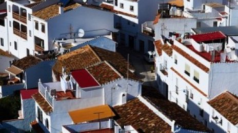 Защо възрастни испанци продават жилището си, но продължават да живеят в него?