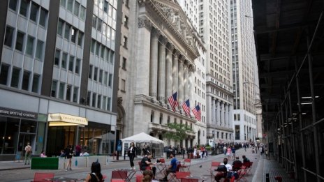 Индексите на Wall Street се съвземат след вчерашните разпродажби*