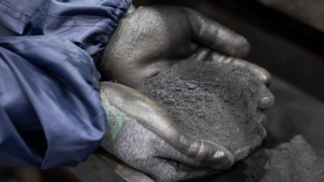 Проблемите около металите за батерии хвърлят сянка върху възхода на електромобилите