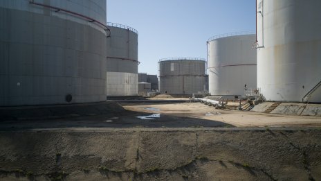 Петролът поевтинява, тъй като инвеститорите очакват скок на запасите в САЩ*