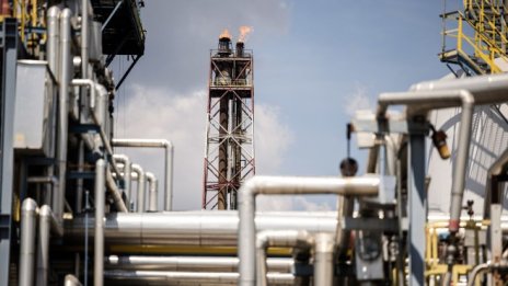 Петролът се насочва към най-дългата серия месечни поскъпвания от над десетилетие*