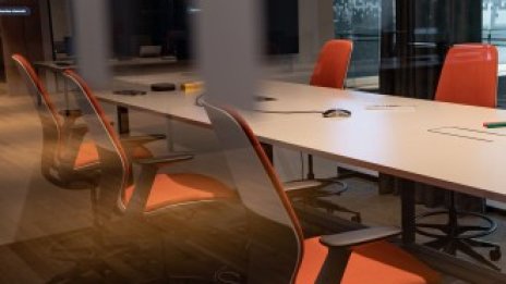 Компаниите в света възприемат нови работни модели, без да изключват офисите