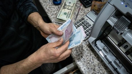 Турската лира поевтинява до рекордно дъно заради опасенията от инфлация
