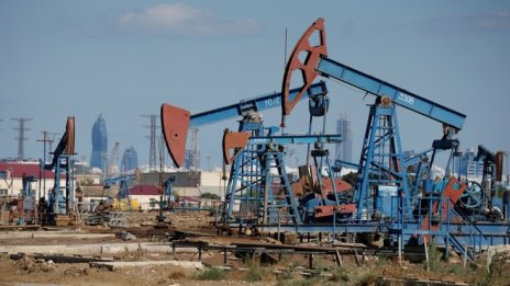 Петролът се доближи до най-ниските си цени от началото на годината*