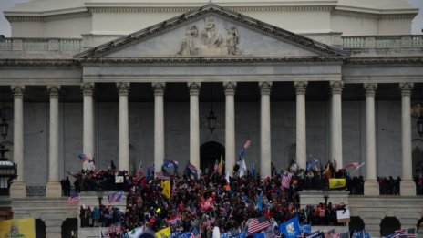 Стотици привърженици на Доналд Тръмп нахлуха в Капитолия*