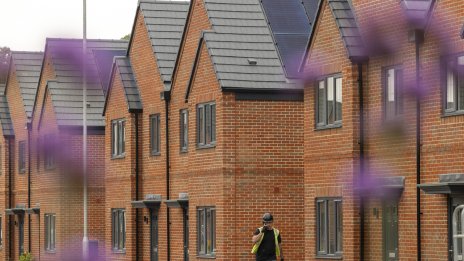 Цените на жилищата във Великобритания спадат с почти 11 хил. паунда през август