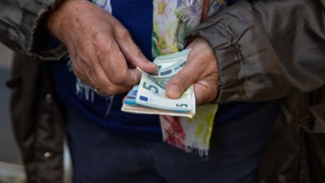 Доларът е по-скъп от еврото за първи път от две десетилетия