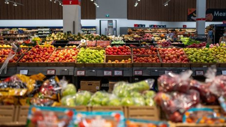 Инфлацията продължава да притиска продажбите на дребно и през юли