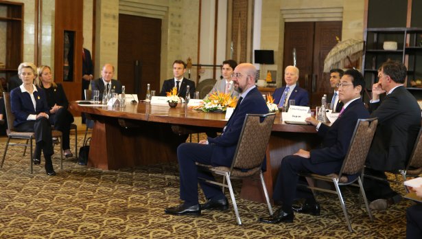 Държавни и правителствени ръководители на страните от НАТО и Г-7 по време на срещата си. Снимка:  EPA/DITA ALANGKARA / POOL