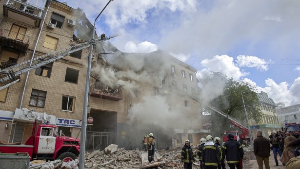 Разрушения в жилищна сграда в Харков. Снимка:  EPA/SERGEY KOZLOV