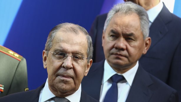 Двамата министри - Лавров (вляво) и Шойгу (вдясно). Снимка:   EPA/RUSSIAN FOREIGN MINISTRY PRESS SERVICE