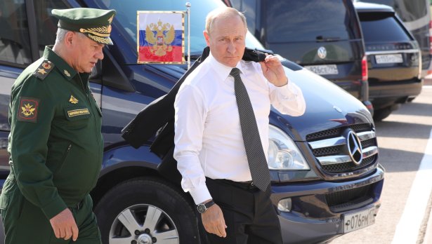 Шойгу (вляво) и руският президент Путин. Снимка:  EPA/RUSSIAN DEFENCE MINISTRY