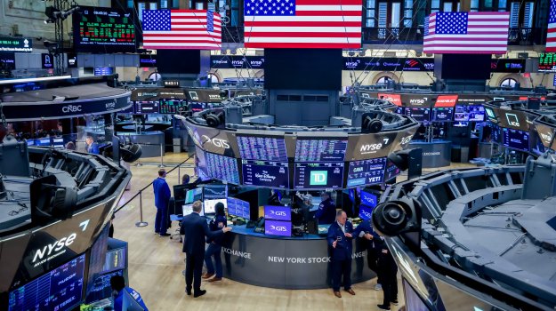 S&P 500 отстъпи от рекорда, високите доходности държат трейдърите нащрек