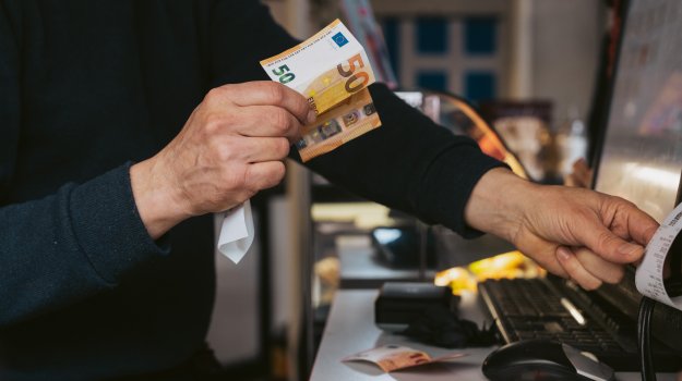 Еврото печели позиции в световните финанси, но остава далеч зад долара