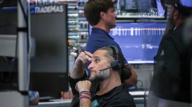 Dow заличи над 370 пункта, но записа пети пореден месец на растеж