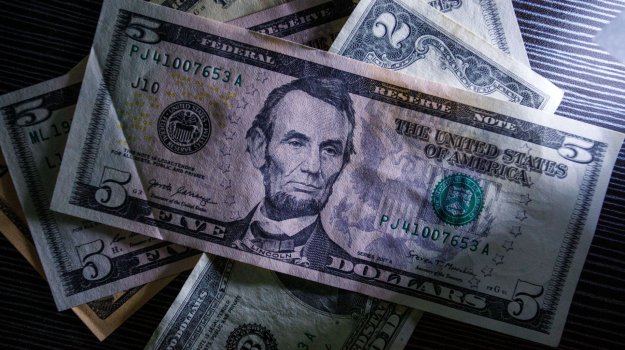Чуждестранни правителства продават американски дълг, за да подкрепят валутите си