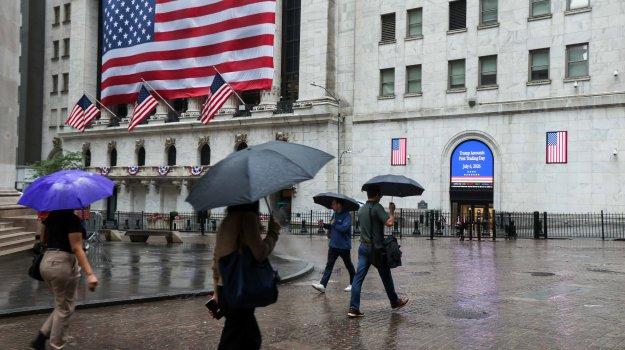 Dow Jones нарасна с близо 400 пункта, S&P 500 прекъсна тридневната си серия от спадове