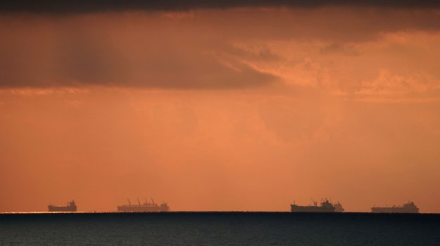 Защо цената на петрола все още е около 100 долара за барел?