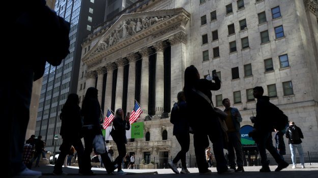 Dow се срина с над 900 пункта, разпродажбите на акции на производители на чипове се засилиха