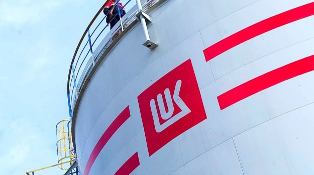 Трите основни рафинерии на "Лукойл" в Русия са спрели работа след атаки с дронове