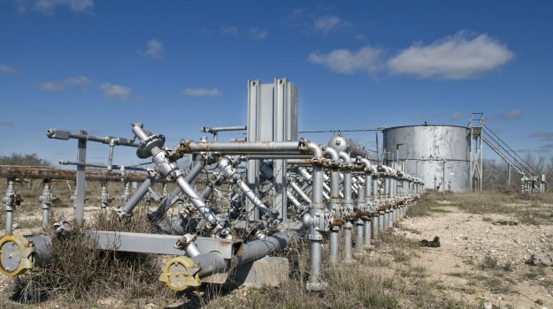 Високите цени на петрола носят рекордни печалби, но Big Oil не бърза да ги харчи