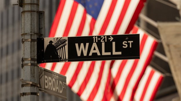 Wall Street затваря със спад на фона на скъпия петрол и спада при компании, свързани с&nbsp;AI