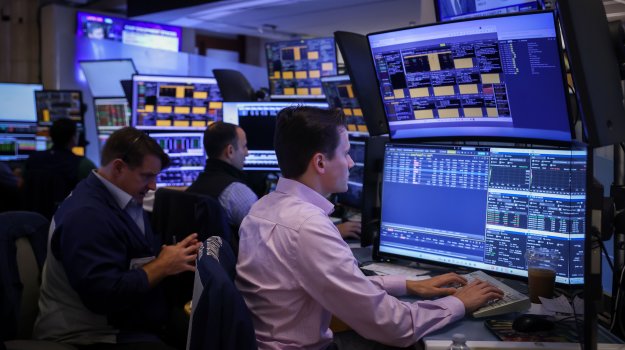 Dow Jones прибави над 470 пункта в края на печеливша седмица за американските акции