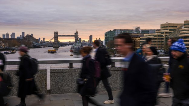 Ръстът на заплатите във Великобритания се ускорява до петмесечен връх