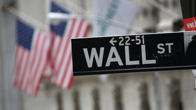 Евтиният петрол натисна акциите на енергийните гиганти на Wall Street, Tesla записа рекорд