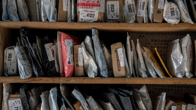 ЕС въвежда временна такса върху малките пратки в битката си с китайските сайтове