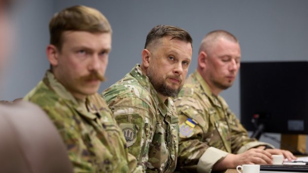 Украйна мобилизира най-боеспособните части за защита на Донбас, войната става все по-жестока