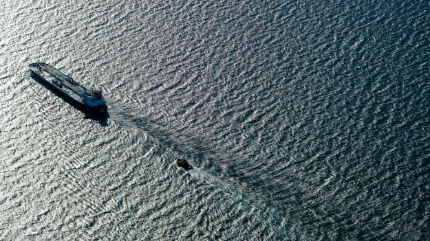 Петролният пазар не може да си обясни ценовата стабилност на фона на излишъка от товари