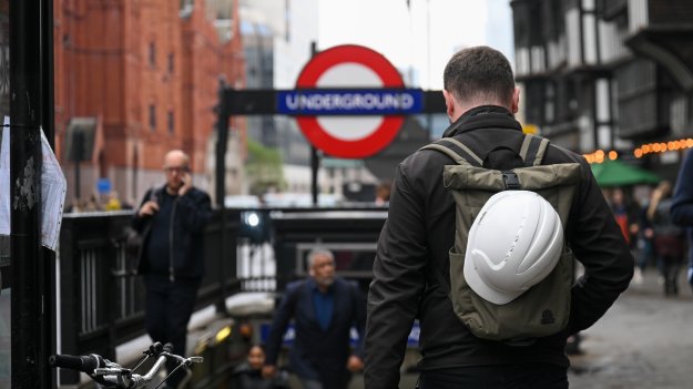 Ръстът на заплатите за най-нископлатените работници в Обединеното кралство се забавя