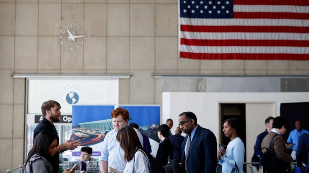 Броят на свободните работни места в САЩ спада до най-ниското си ниво от март