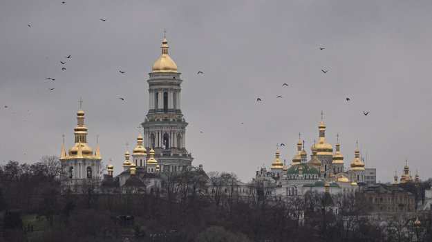 В необявени разговори съюзници уговарят Русия да не удря Киев, рейтингът на Путин пада